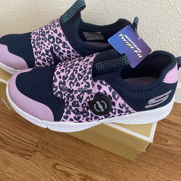 Skechers Tennis shoes - Picture 1 of 5